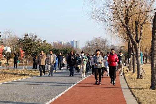 3老师们精神抖擞，步伐轻快