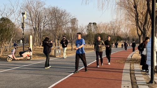 5健步走前三名到达终点