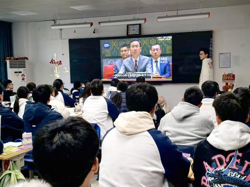 3.同学们积极参与时政论坛活动