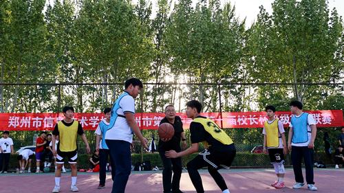 9）校党委书记邵元辉为“校长杯”班级篮球联赛首场比赛抛球