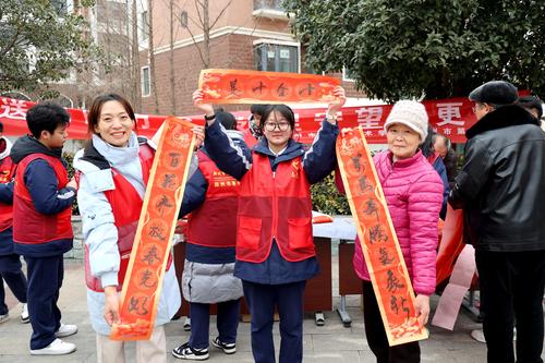 6.社区居民非常开心地展示自己拿到的春联