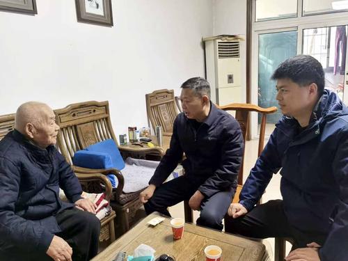 3副校长张继波、朱荣涛与老教师亲切交谈