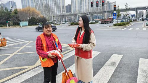 环卫工人送元宵 环卫工人送元宵