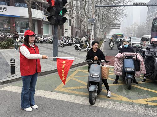 党员同志指挥交通