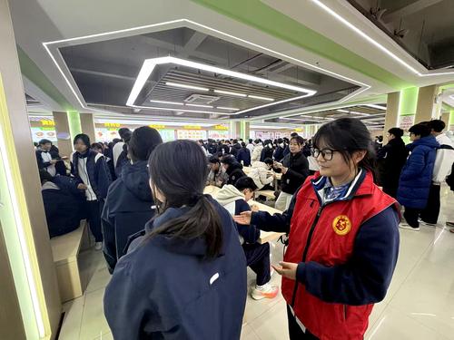 3.志愿者指挥同学排队就餐