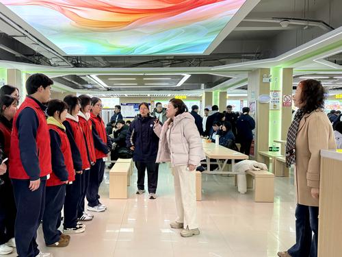 4.王丽校长和刘蕾主任为志愿者安排任务