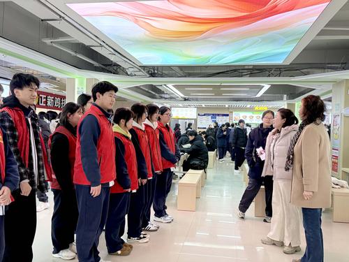 5.王丽校长和刘蕾主任为志愿者进行活动安排