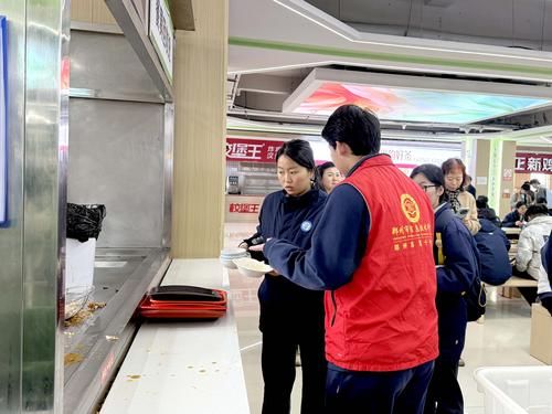 6.志愿者在餐具回收处劝解同学珍惜粮食