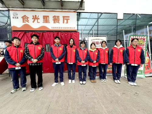 7.志愿者在餐厅门口合影