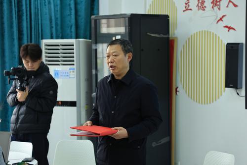 2 副校长张继波为老师们送上祝福