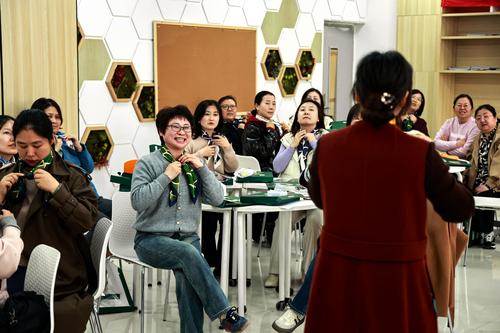4 女教师们现场学习丝巾系法，互动热烈