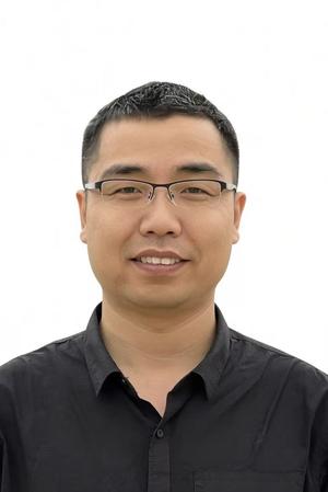 李鹏，教务处副主任，负责高中部教学工作