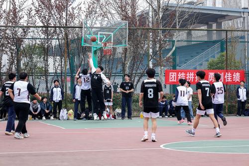 5纵身一跃 奋力防守