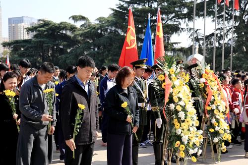 2国歌唱毕 全场肃立向烈士默哀