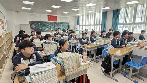 3.2414班的同学认真听讲