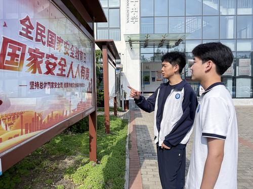 4.学生在主题展板前认真学习 4.学生在主题展板前认真学习