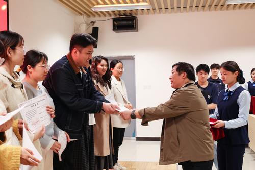 1.副校长郑棣为获得校级微课题优秀等级的主持人颁发结项证书