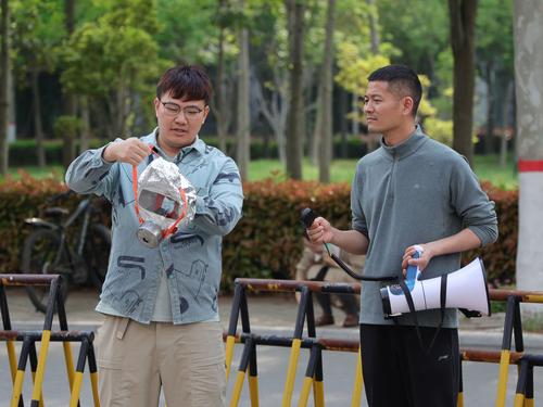 2李烨老师现场讲解防毒面罩