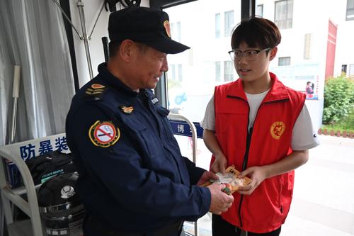 1.学生为保安叔叔献上手工礼物