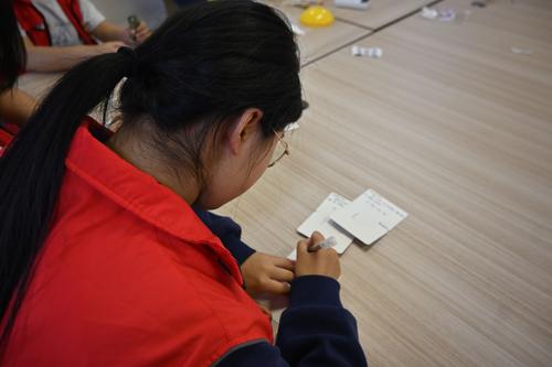 2.学生为后勤人员写下感恩贺卡