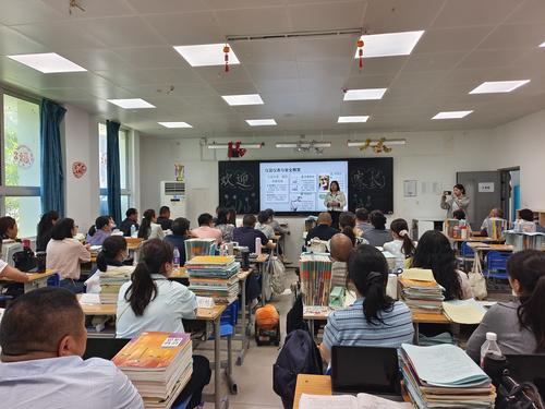 班主任欢迎家长们的到来