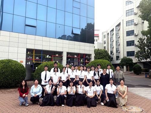 3.郑州市第十中学师生合影留念 3.郑州市第十中学师生合影留念