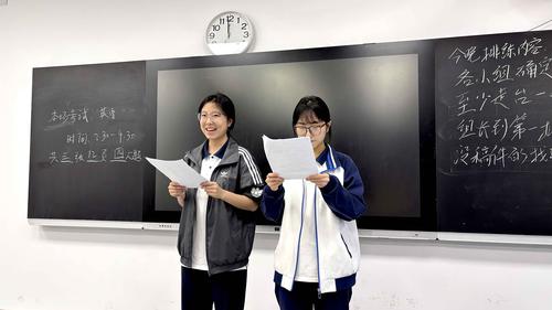 5.郑州市第十中学学生认真彩排 5.郑州市第十中学学生认真彩排