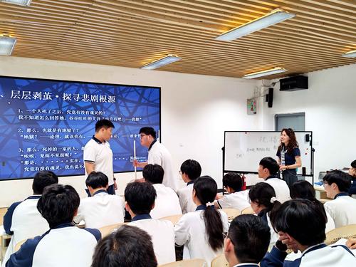 2语文郝凯旋老师的课堂中学生进行角色演绎 2语文郝凯旋老师的课堂中学生进行角色演绎