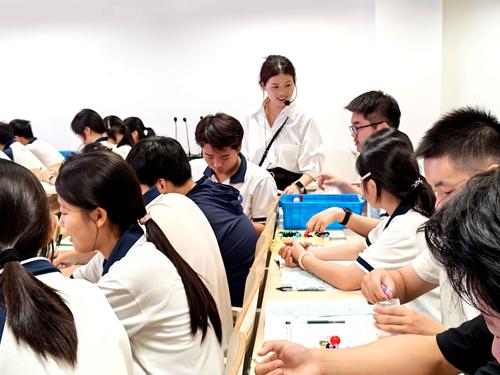3化学雷文静老师指导学生完成实验 3化学雷文静老师指导学生完成实验