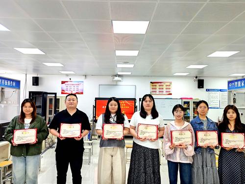 7校领导为理科组老师颁发证书 7校领导为理科组老师颁发证书