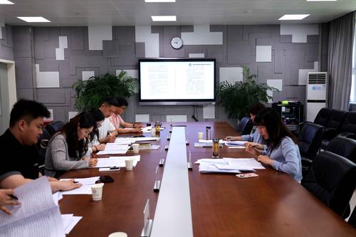 1.学术委员梁爽带领全体成员共同学习《2026年度郑州市教育科学一般课题指导意见》
