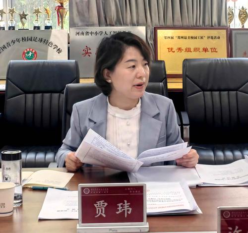 4.学术委员贾玮对各课题的开题报告进行逐一点评和集中指导 4.学术委员贾玮对各课题的开题报告进行逐一点评和集中指导