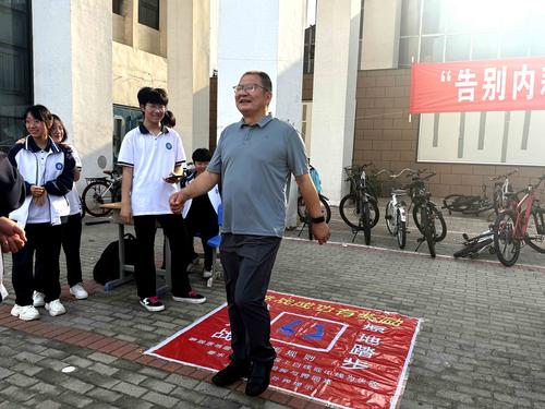 2.校党委书记邵元辉和学生一起挑战关卡