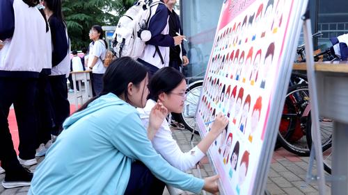 3.学生正在认真绘出自己的“情绪脸谱”