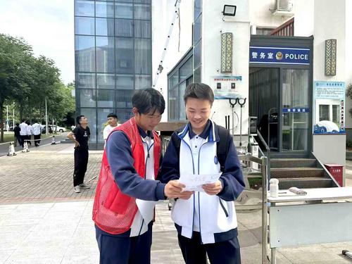 1.志愿者给同学进行铁路安全知识宣传
