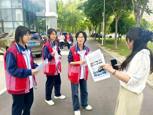 2.志愿者给路人进行宣传