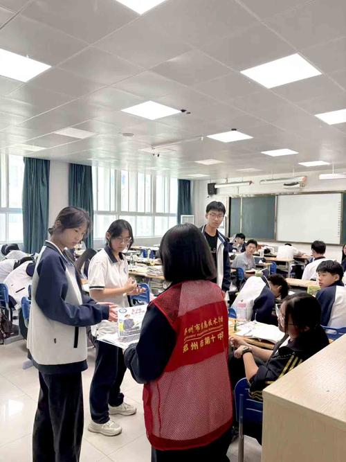 4.志愿者们进班向同学们进行铁路知识宣传