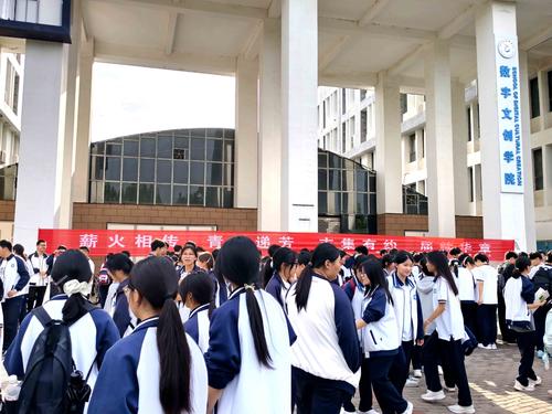 1.蓝白校服汇成青春浪潮，离校市集热闹开场