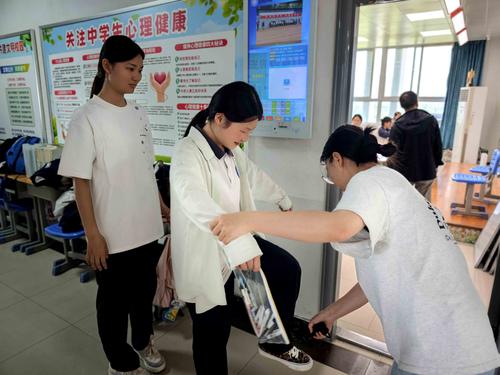 1.监考老师在进行入场安检
