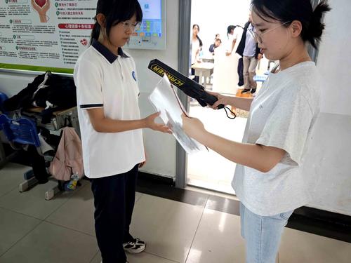 2.监考老师在对学生的文具进行检查