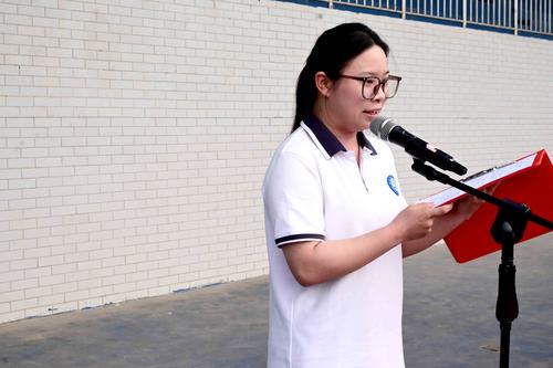 2.学生代表葛滢滢发言