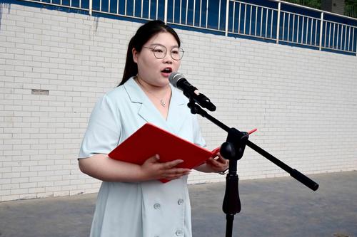 3.教师代表陈玉秀为高三学子送上祝福
