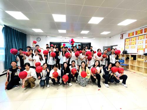 班主任与班级学生合影