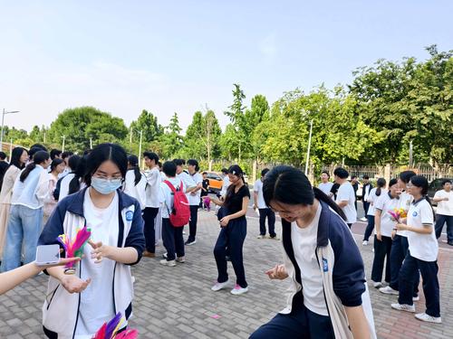 2.五彩毽子在脚尖轻盈起落、翻飞跳跃