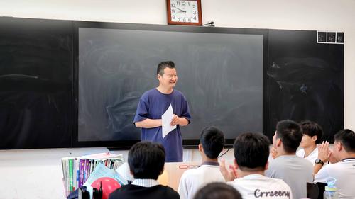 高三物理老师李德泉为学生指引方向