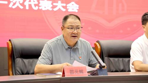 校党委书记邵元辉宣布选举结果