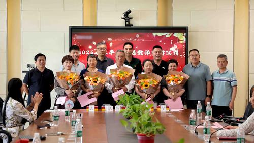 学校为退休教师献上鲜花与荣誉纪念品
