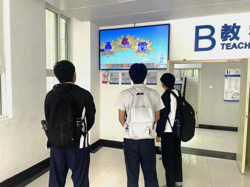 教学楼展示屏播放宣传视频
