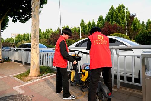 学生志愿者摆放车辆 学生志愿者摆放车辆