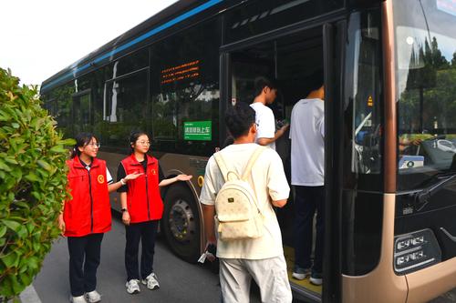 学生志愿者引导人们有序上下车 学生志愿者引导人们有序上下车